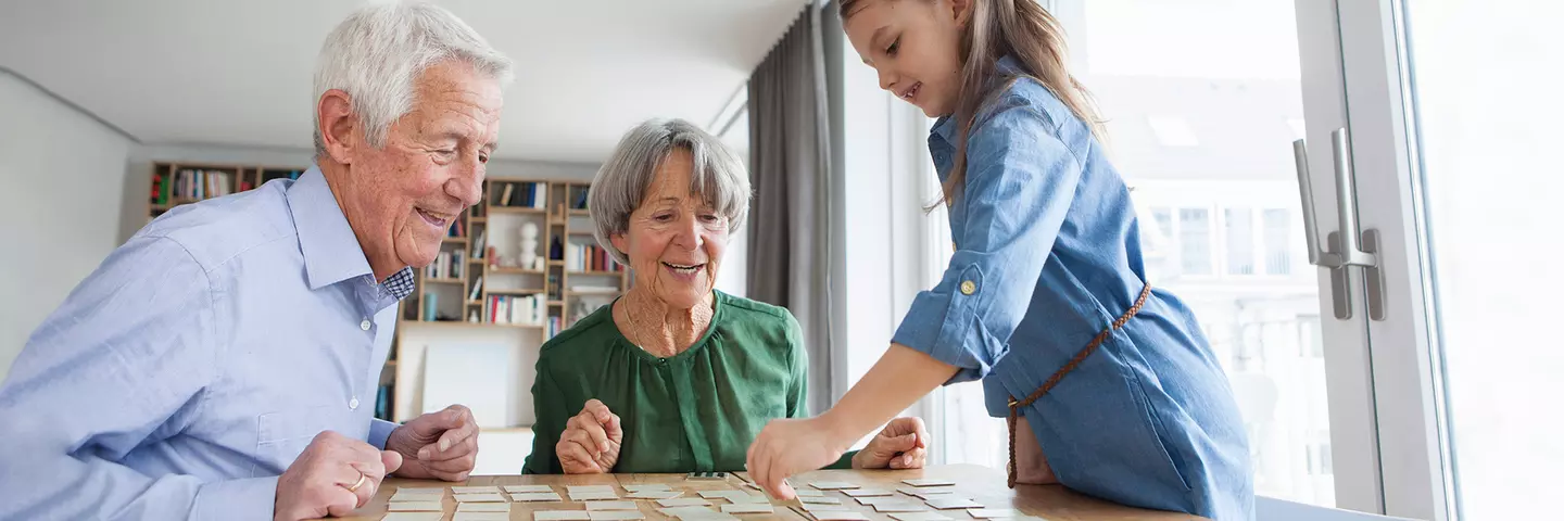 Grosseltern spielen mit der Enkelin Memory - Gehirntraining Tebofortin