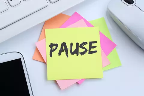 Post-it auf einem Schreibtisch mit Text Pause