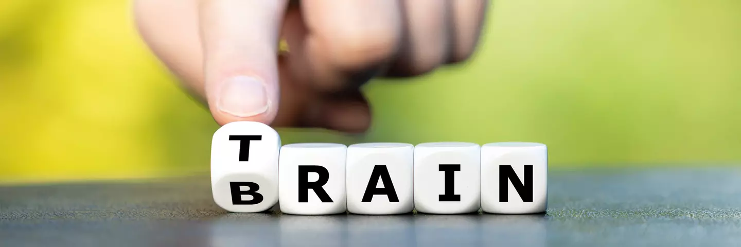 Gehirntraining - Finger dreht beim Wort Train das T um, es steht nun Brain
