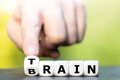 Gehirntraining - Finger dreht beim Wort Train das T um, es steht nun Brain