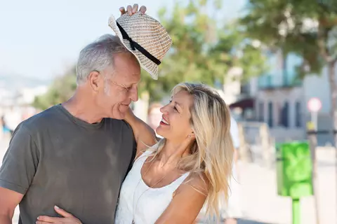 Mann und Frau lachend beim Spazierengehen