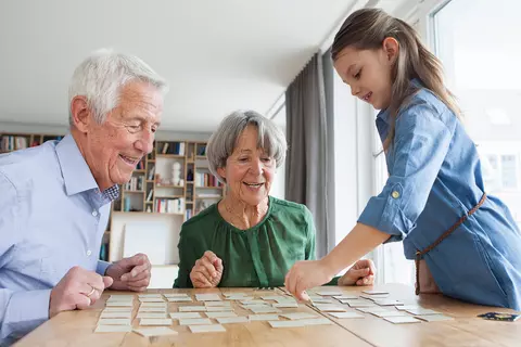 Grosseltern spielen mit der Enkelin Memory - Gehirntraining Tebofortin